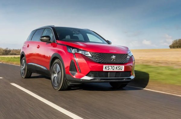 По-голямият SUV на Peugeot заслужава специално споменаване тук, защото се възползва максимално от пространството, което предоставя. Това е единственият SUV от среден размер в топа. И въпреки че не осигурява толкова много комфорт и пространство за пътниците, колкото по-големите опции, той ви дава голям избор пред конкурентите за това къде да сложите детските седалки и да разположите възрастните до тях.
Това е така, защото 5008 има три отделни седалки на средния ред, които се плъзгат и сгъват поотделно, всички с Isofix закрепвания. Седалките на третия ред са достатъчно големи, за да се използват само от деца, но могат да поемат също по-малка детска седалка с колан и пътник, ако плъзнете седалките пред нея напред, за да освободите малко място.
Гамата от двигатели започва с 1,2-литров трицилиндров бензинов и 1,5-литров четирицилиндров дизелов двигател с мощност от 130 конски сили. Продължава с 2,0-литров дизелов двигател и 1,6-литров турбобензинов вариант за флагманското оборудване GT.
Колата се държи добре, чувства се малко по-малка и по-подвижна. Затова и се управлява по-остро отколкото много конкурентни опции. Шофьорите може да са разочарован, че няма plug-in хибридна версия. Тя просто би махнала трети ред седалки.
